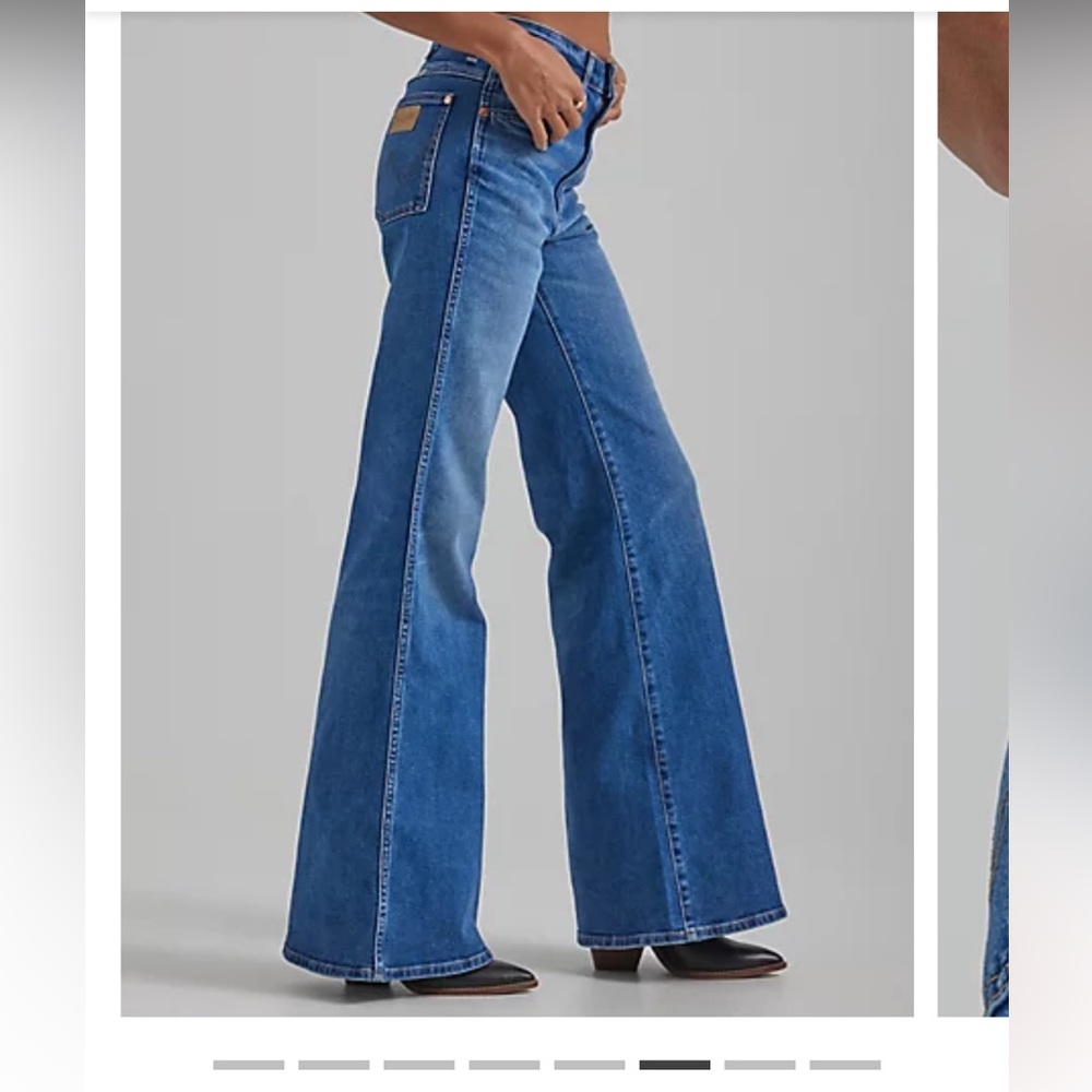 NWT✨ Wrangler Wanderer Flare Jeans ✨